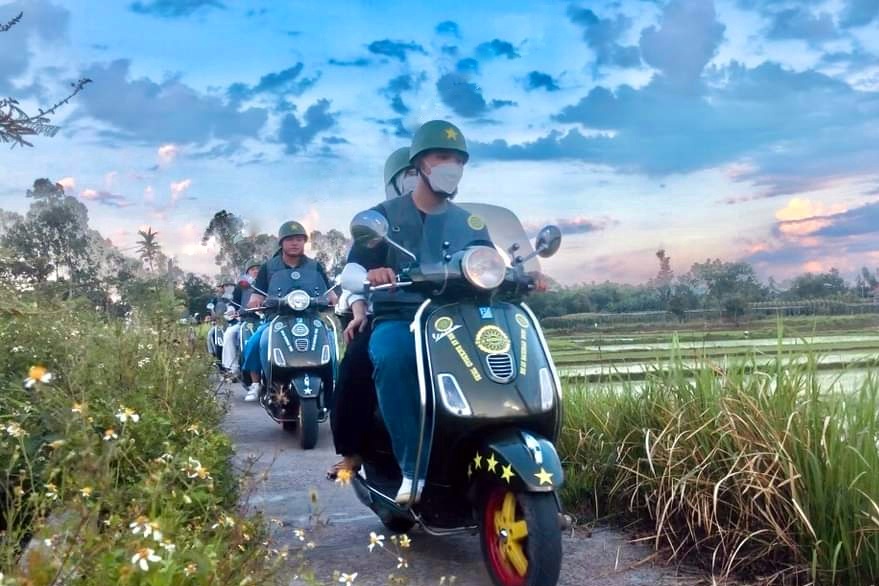 Day tour | Explore Hanoi suburbs and visit Bat Trang Pottery Village on a military-style Vespa/Minsk