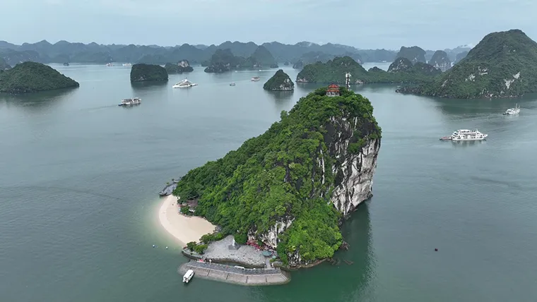The beauty around the beach on Titop island when viewed from afar - Imagine source: Facebook The Best Of Viet Nam