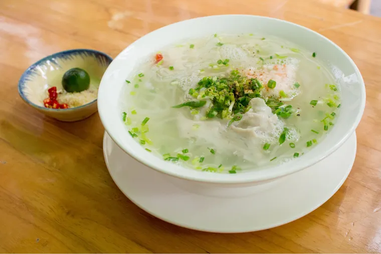 2 / 2 Stirring authentic Phu Quoc noodle soup, a must-eat in Phu Quoc for food lovers