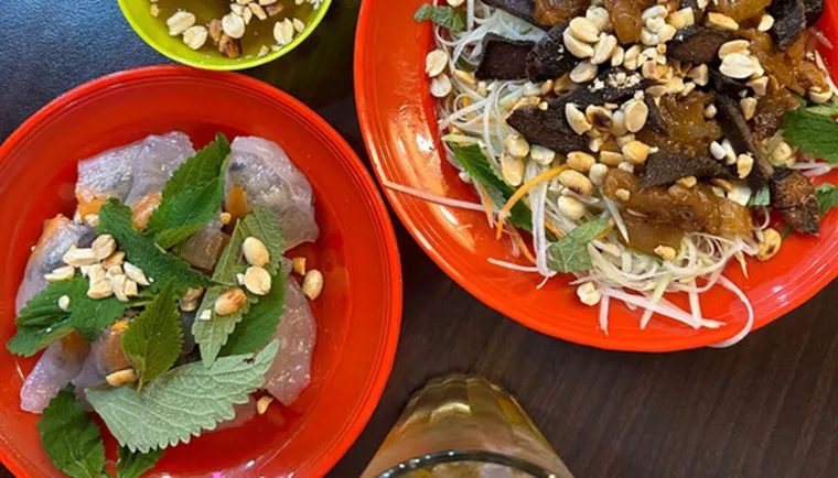 Dried beef salad is a familiar snack of Hanoians