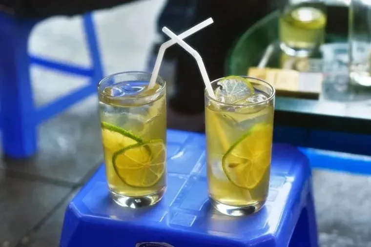 Lemon tea is a very popular refreshing drink in Hanoi