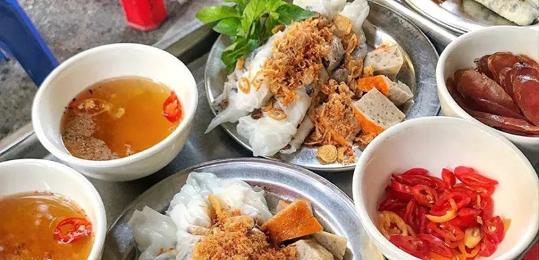 anoi's banh cuon has a unique feature in its delicious and rich dipping sauce