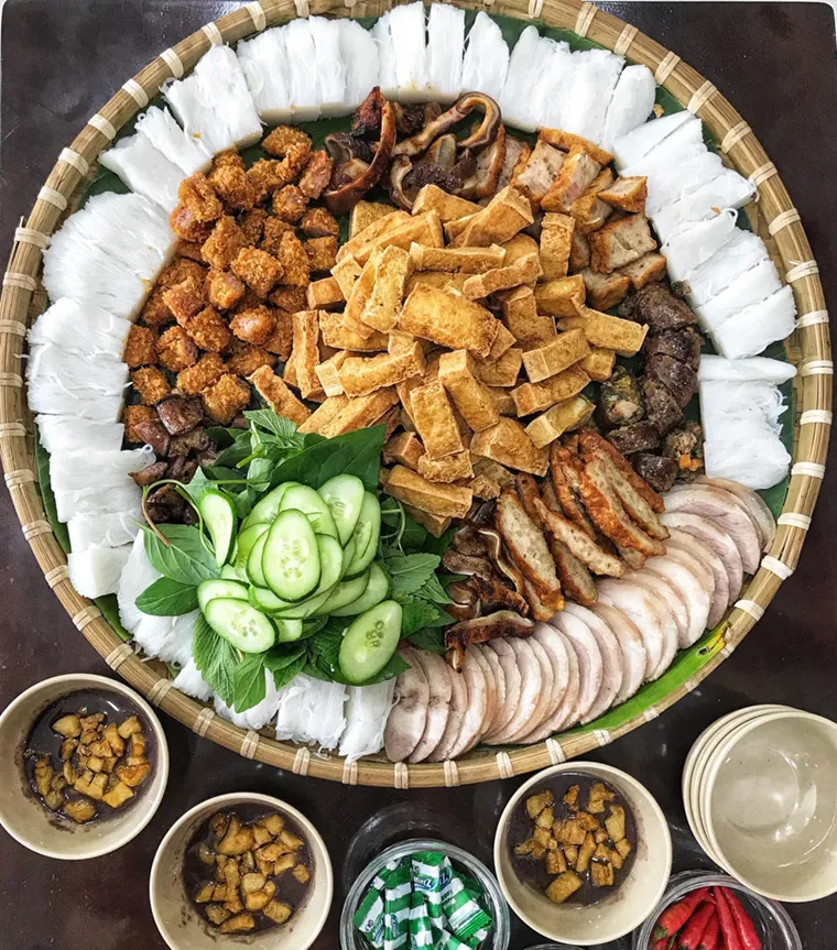 Vermicelli with tofu and shrimp paste is a favorite dish of many people