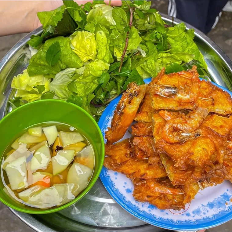 West Lake shrimp cake is a typical dish of Hanoi street cuisine