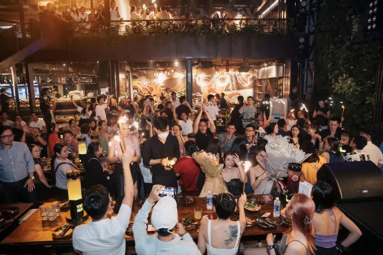 The Gangs is always crowded with young people in Saigon with a vibrant atmosphere