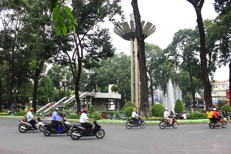 Turtle Lake is located right in the city center, attracting a large number of tourists who have the opportunity to visit