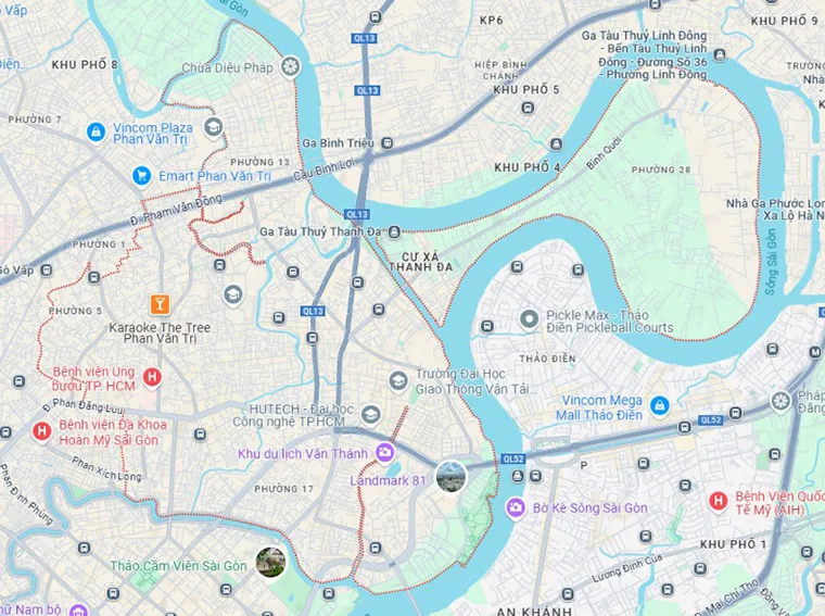 Binh Thanh District has a boundary adjacent to the Saigon River, possessing many large and small canals, creating convenience for trade activities by waterway.