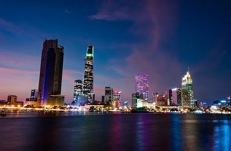 Having dinner while admiring the view of the Saigon River at night is an experience not to be missed.