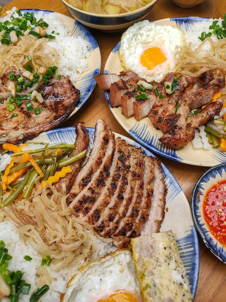 Large plate of broken rice, full of nutrition for the whole day