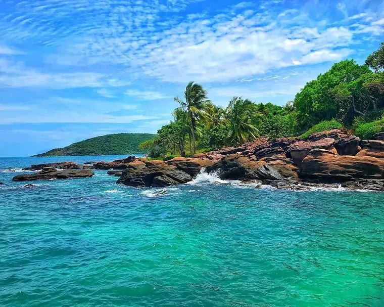 The beauty of the beach in the northwest of Phu Quoc is clear and blue
