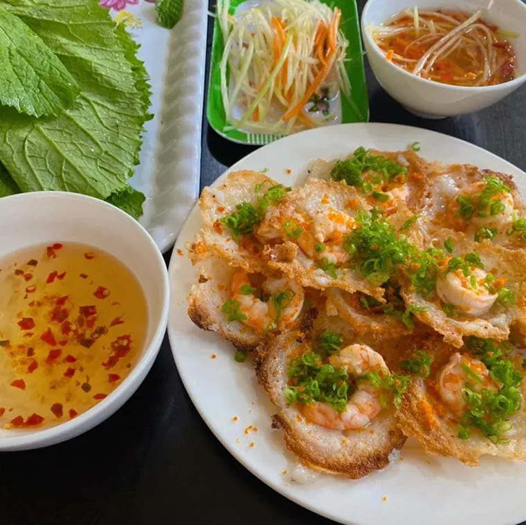 The beautiful little banh khot will conquer the hearts of visitors right from the first try