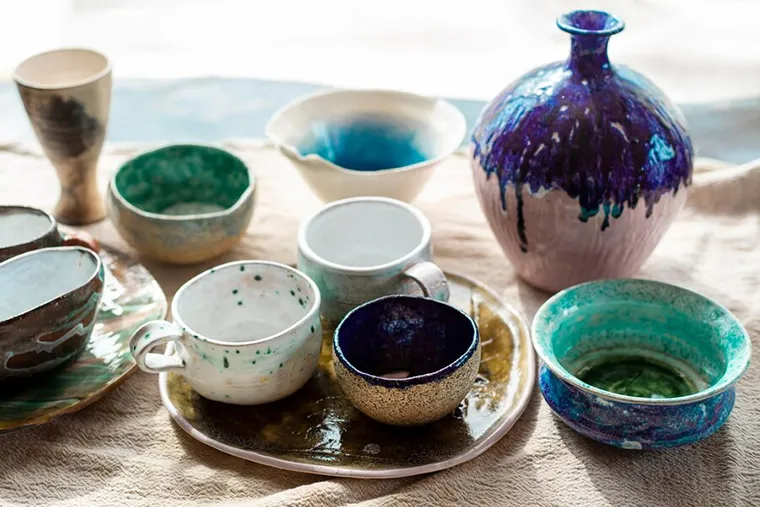 Pottery with eye-catching patterns is very suitable for display