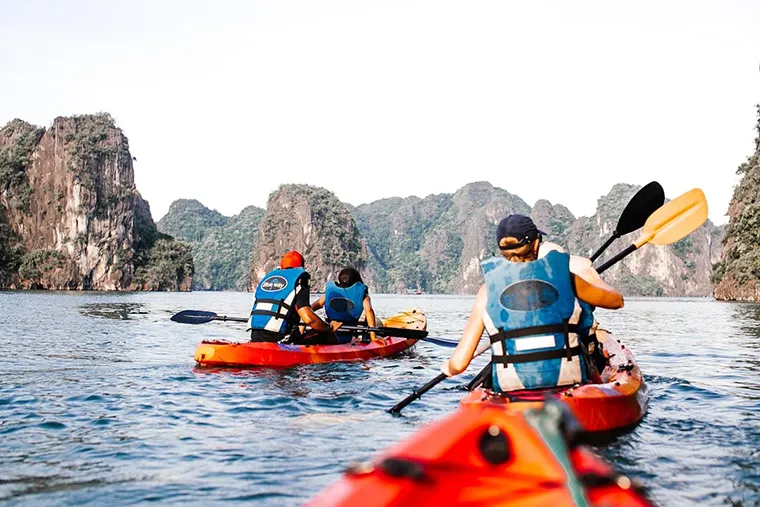 Ha Long Bay enjoys a pleasant temperature, perfect for exploring its stunning landscapes