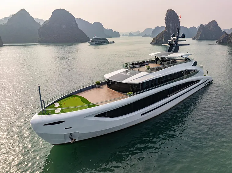 Admiring the beauty of the bay on a cruise is one of the interesting activities when coming to Ha Long - Photo source: Ha Long Cruise Group