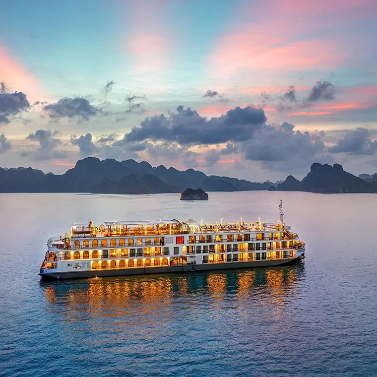 Enjoying fresh cuisine in Ha Long on a night cruise is an interesting and unforgettable experience