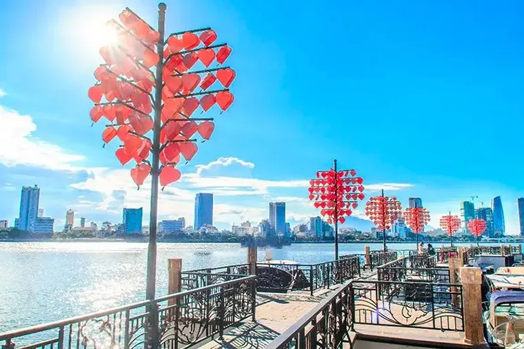 You can flexibly customize your 5-day itinerary to explore Da Nang depending on your actual situation.