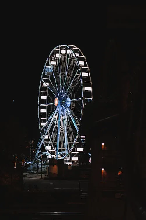  You can admire the night view of Da Nang from above with the sun wheel at Asia Park.