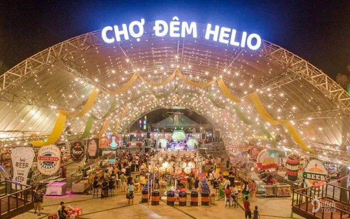 Visitors can freely shop and immerse themselves in the daily life of Da Nang people at Helio Center night market.