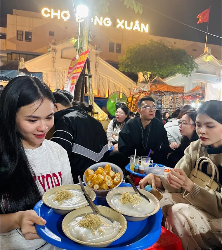 Huyen Anh rib porridge shop is crowded with tourists coming to enjoy the experience