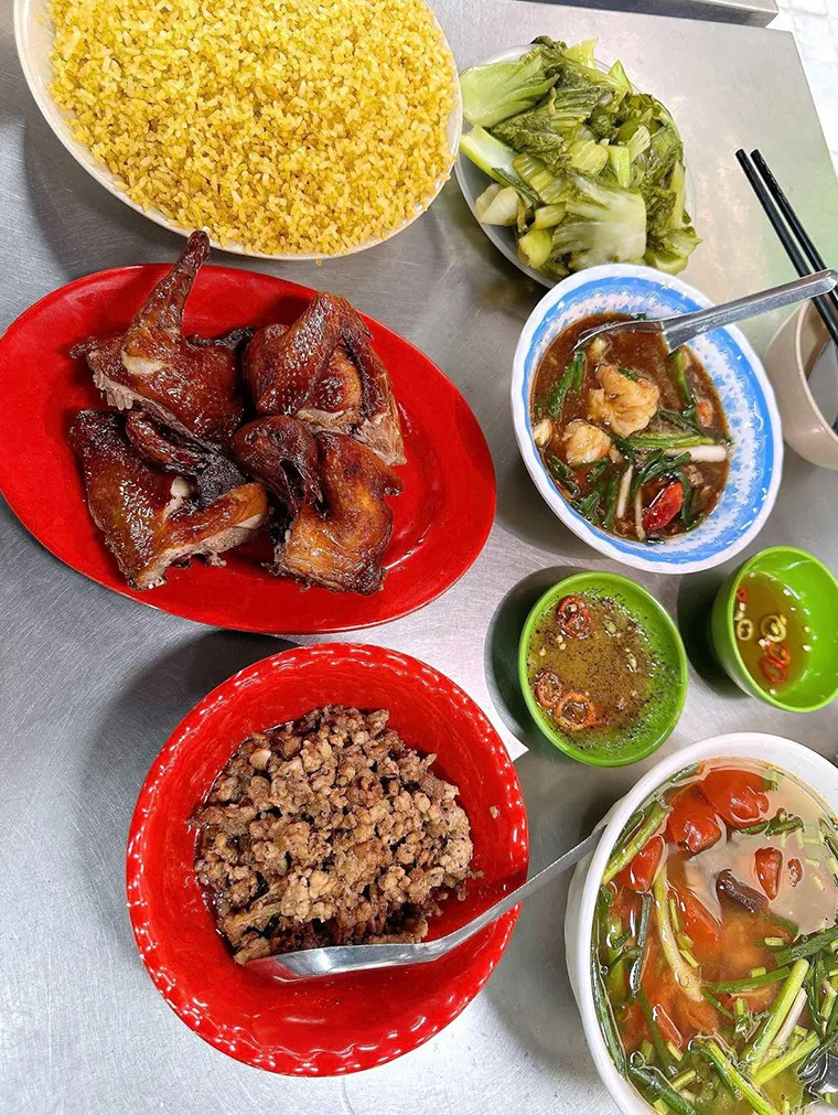 Image of fried chicken fried rice dish at Tong Duy Tan restaurant