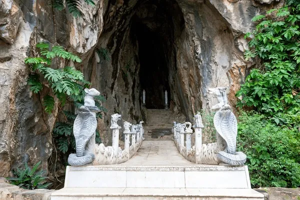 Da Nang's Am Phu Cave lies beneath Thuy Van Mountain, belonging to the cave network of the Marble Mountains scenic area
