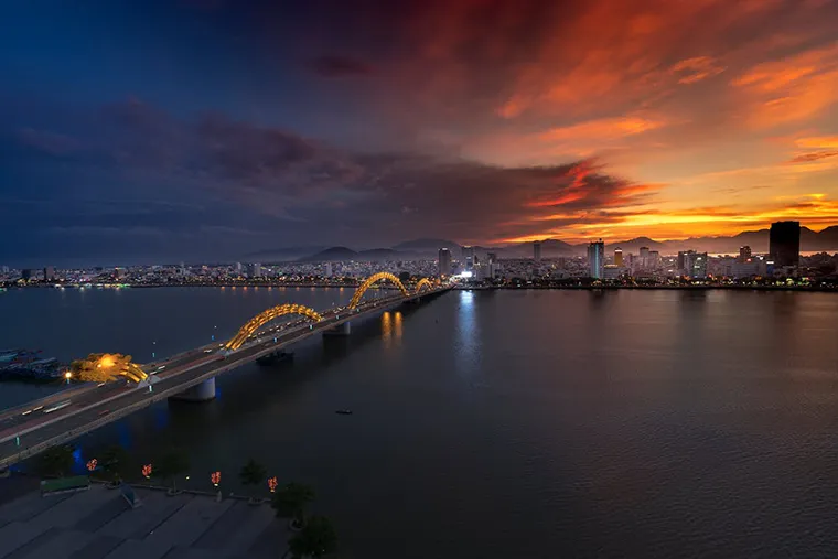 Dragon Bridge is a well-known bridge that crosses the Han River.