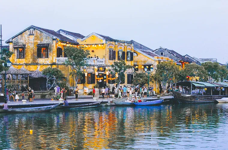 Visitors could arrive early in the morning to enjoy a peaceful experience before the crowds arrive.