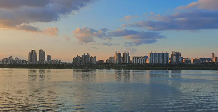 Han River has a multifaceted and vibrant beauty.