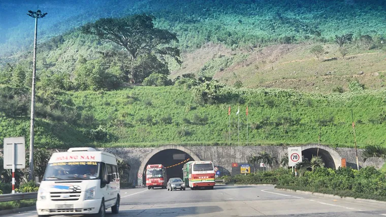 The Hai Van Tunnel spans 6.28 km, encompassing the main tunnel and access roads.