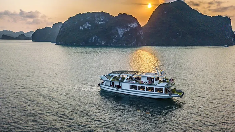 The cruise is an accommodation destination that brings many new and memorable experiences in Ha Long Bay.