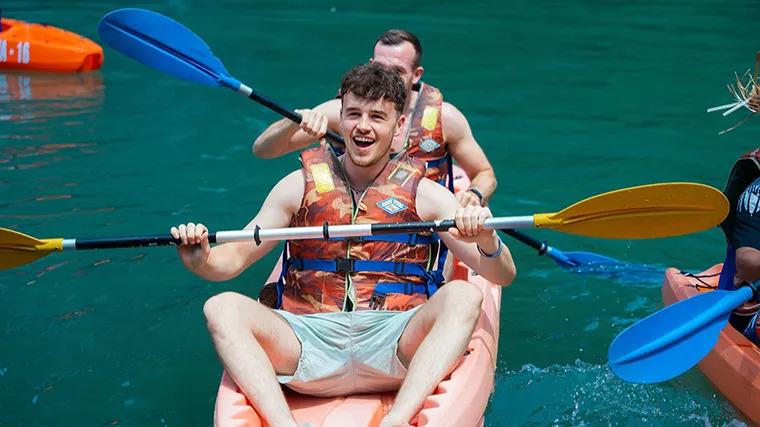 Kayaking or SUP through the caves is an interesting experience that should not be missed when coming to Ha Long Bay.