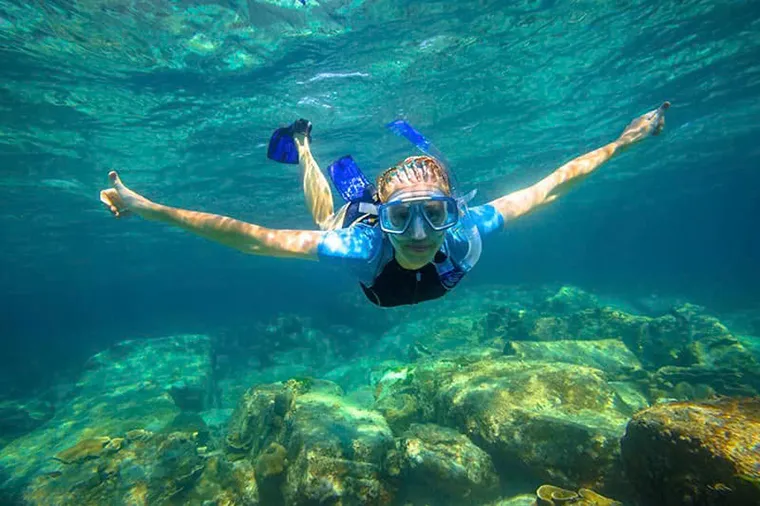 Visitors can dive into Nam O sea to admire the colorful coral.