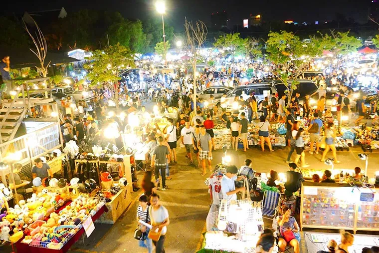 Son Tra Night Market is a vibrant night market, selling many diverse items.