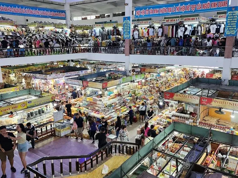 Visitors can explore a variety of items at Han Market in Da Nang