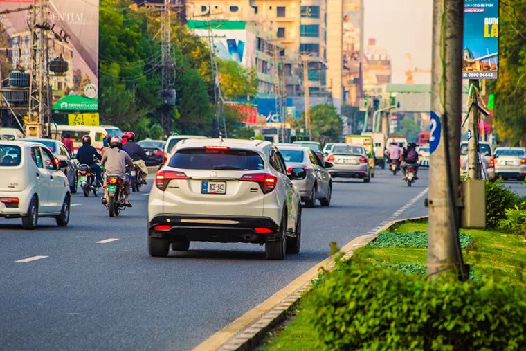 Self-driving cars allow travelers to explore the Hanoi-Bangkok route in their own style.