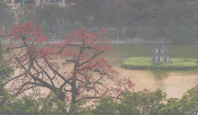 Hoan Kiem Lake is a famous destination that cannot be missed when coming to Hanoi.
