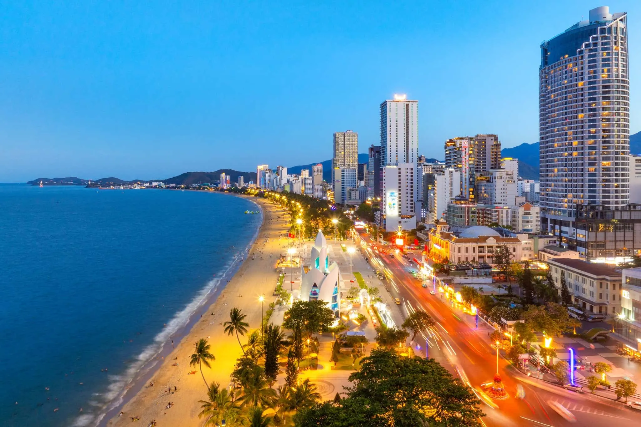 Stroll along Nha Trang beach at night to fully admire the shimmering scenery of the city - Photo Source: Fanpage Đài TH-PT Khánh Hòa