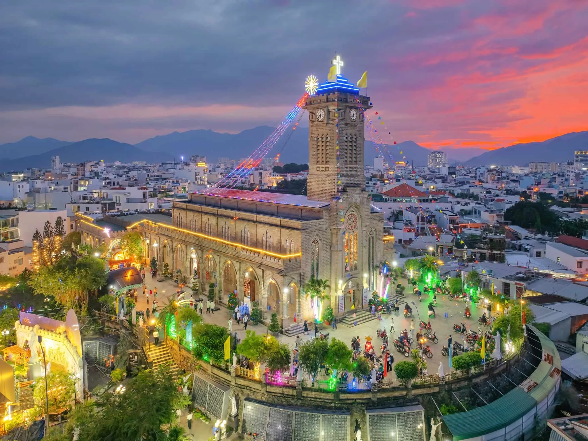 Nha Trang Stone Church scene when sunset begins to fall - Photo Source: Fanpage Đài TH-PT Khánh Hòa