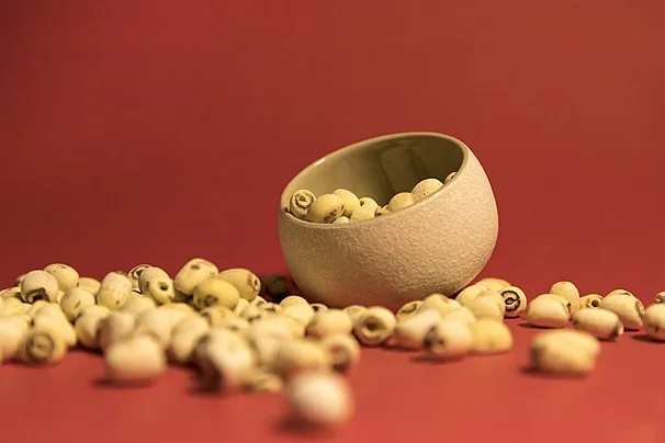 Dried lotus seeds are one of the specialties you can buy as gifts. - Photo Source: Pngtree