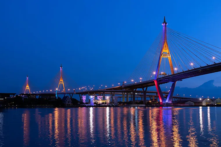 Xem xoay cầu Sông Hàn là một trong những trải nghiệm thú vị khi đến Đà Nẵng