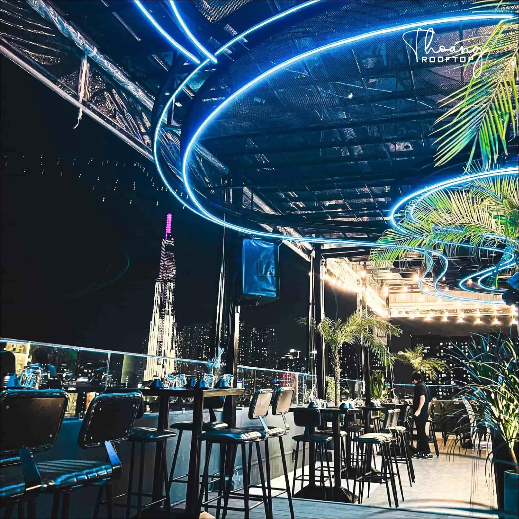 Rooftop bars are also one of the places where visitors can go to admire the Saigon skyline at night. - Photo Source: Facebook Thoáng Rooftop