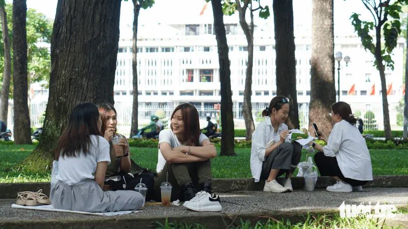 Visitors can experience “sitting coffee” with Saigon youth - Photo Source: Tuoi Tre Newspapers