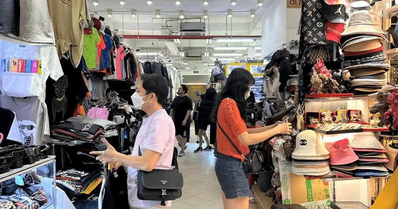 The Saigon Square shopping paradise attracts many international visitors.  - Photo Source: Lao dong Newspapers