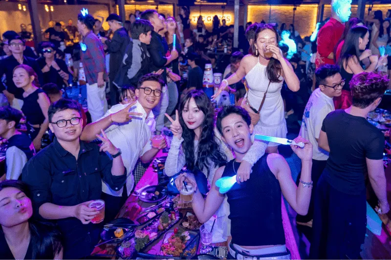 Visitors can enjoy the vibrant and bustling atmosphere of Saigon at night at bars and pubs. - Photo Source: Facebook The Gangs