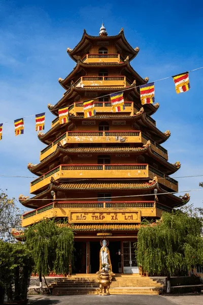 Visitors can admire the ancient and unique architecture of Giac Lam Pagoda. - Photo Source: Shutterstock
