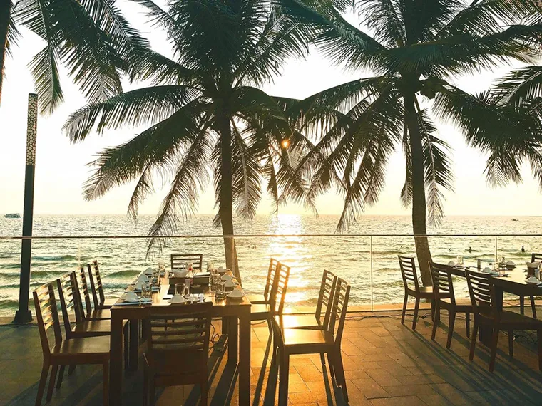 Brilliant sunset scenery at Huong Bien restaurant