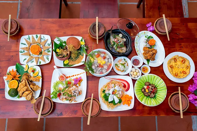 Delicious round table meals at Com Nieu Viet Xua