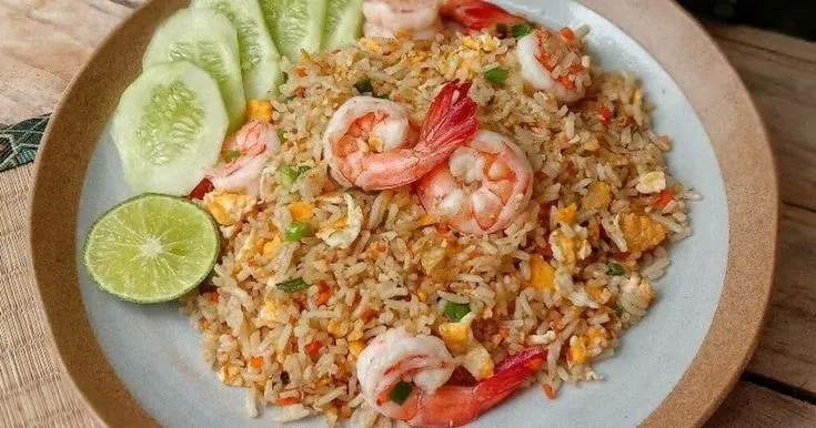 Fried rice is a filling dish, easy to eat, and suitable for many tastes