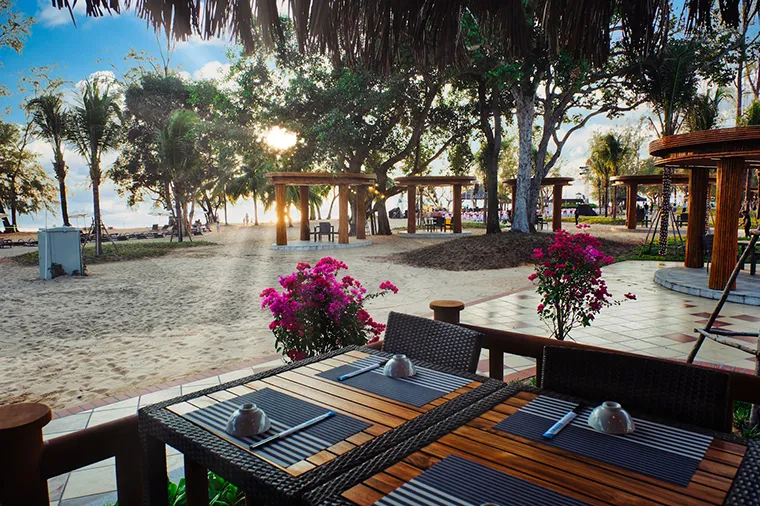 View directly to the sea at Mai Huong restaurant