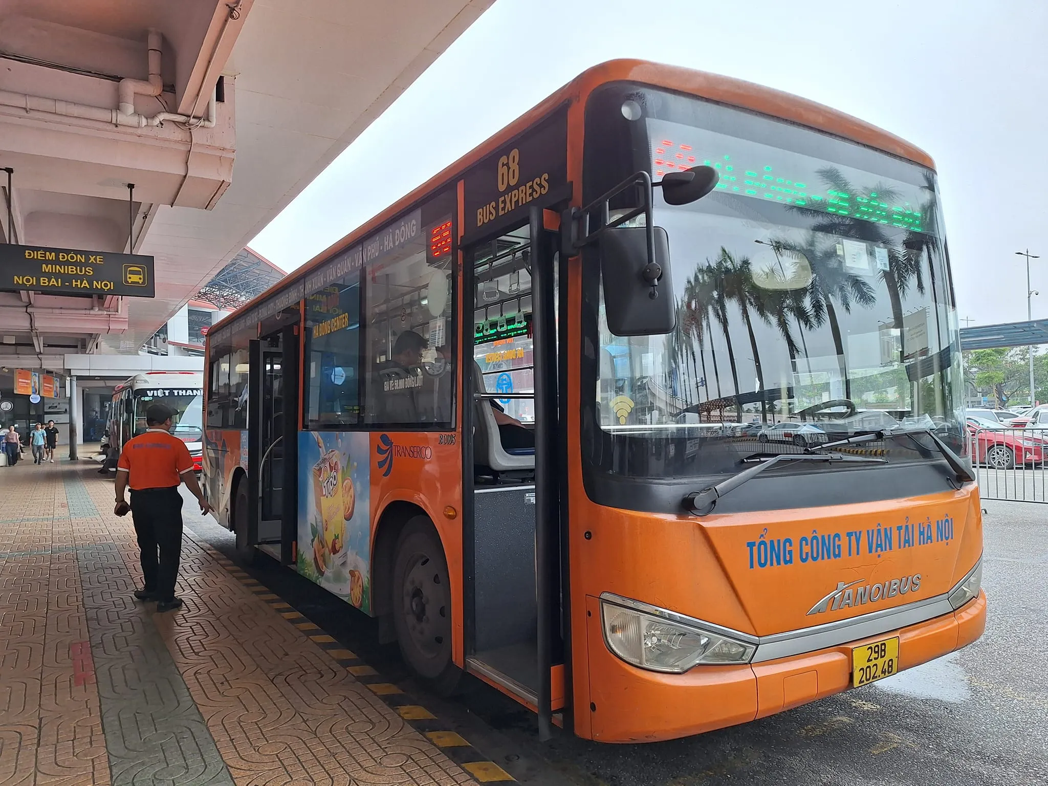 Hanoi airport buses offer an economical and comfortable means of transportation, featuring air-conditioned coaches and ample seating - Photo Source: Facebook Thợ Săn Ảnh Hanoibus